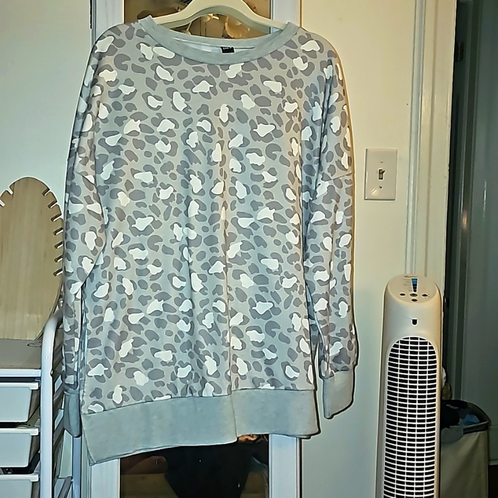 Women's Shein lightweight soft knit crew neck sweatshirt. Size XL
